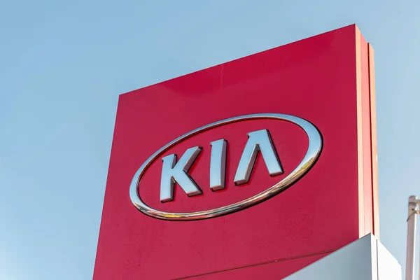 Northampton, İngiltere - 25 Ekim 2017: Gün görünümü Kia Motors logosunun şehir merkezinde — Stok fotoğraf