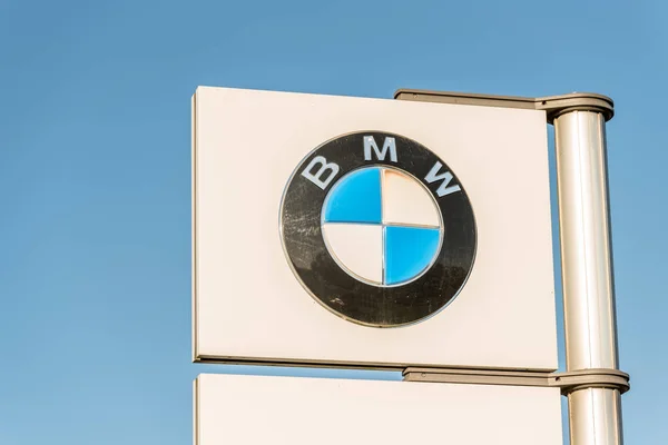 Northampton, UK - Oct 25, 2017: Day view of BMW logo in town centre — Stock Photo, Image