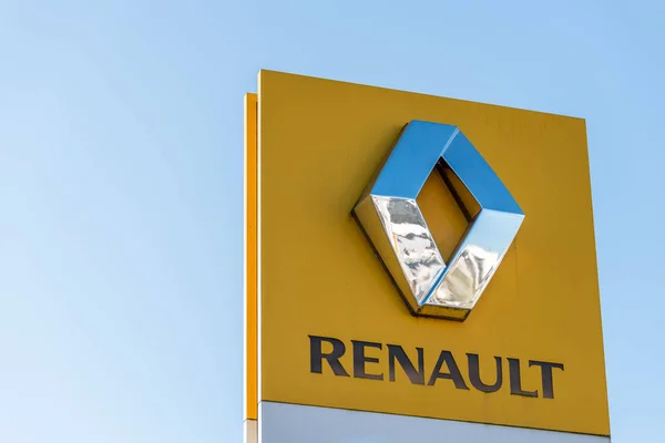 Northampton, Reino Unido - 25 de outubro de 2017: Vista do dia do logotipo da Renault no centro da cidade — Fotografia de Stock
