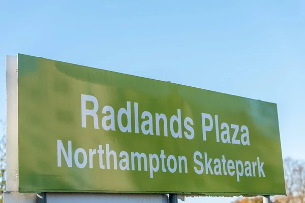 Northampton, İngiltere - 27 Ekim 2017: Gün Radlands Plaza Skatepark logo tabelasını görünümünü — Stok fotoğraf