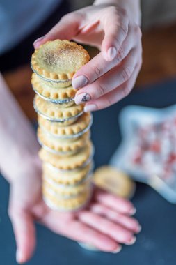 Closeup Görünüm Noel kıymalı börek tutan eller