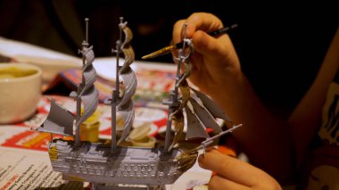 Çocuk evde geminin montaj plastik model kiti eller. Hobi ve boş zaman etkinlikleri