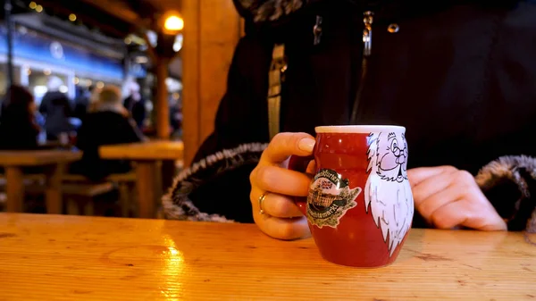 Vapeur tasse de chaud chaud chaud Gluehwein au marché allemand à British Town Images De Stock Libres De Droits