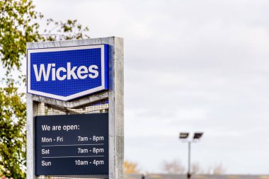 Northampton, İngiltere - 29 Ekim 2017: gün Sixfields perakende parkta Wickes DIY logo resmini görüntülemek