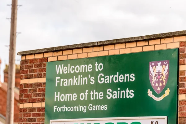 Northampton, İngiltere - 29 Ekim 2017: gün görüntülemek atış, hoş geldiniz için Franklin Gardens eve, Aziz Rugby bilgi standı — Stok fotoğraf
