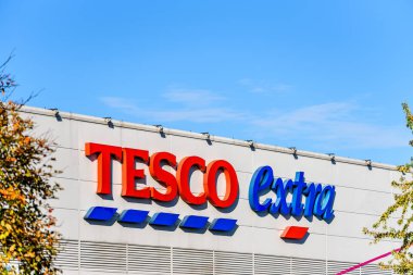 Northampton, İngiltere - 25 Ekim 2017: Weston Favell Tesco Ekstra logoda görünümünü