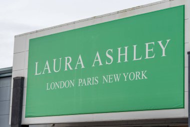 Northampton, İngiltere - 26 Ekim 2017: Nene Vadisi perakende Parkı Laura Ashley logoda görünümünü