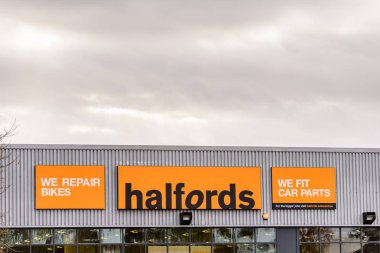 Northampton İngiltere'de 29 Ekim 2017: Halfords logo işareti Northampton şehir merkezinde