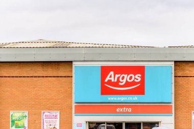 Northampton İngiltere'de 29 Ekim 2017: Argos logo işaret Sixfields perakende Parkı içinde