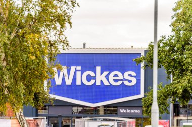 Northampton İngiltere'de 29 Ekim 2017: Wickes logo işaret Sixfields perakende Parkı içinde