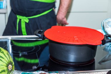 Kırmızı plastik kapak Isıtma Elektrikli Ocak tarihinde ile siyah tencere tava