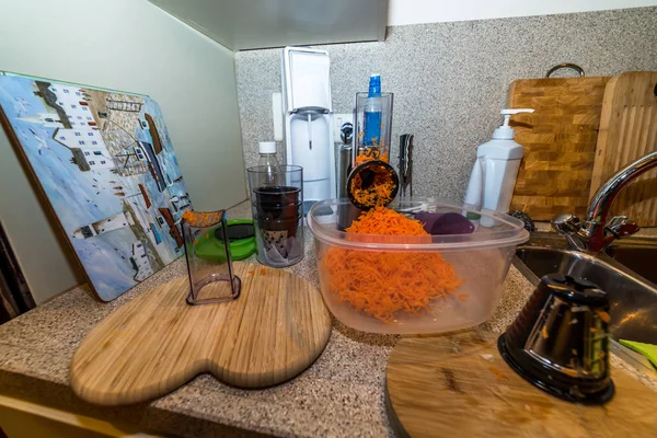 Zanahorias picadas en recipiente de plástico en la mesa de la cocina listo para cocinar — Foto de Stock
