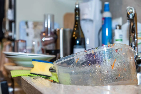Contenitore per alimenti in plastica sporca usato vuoto in lavello da cucina — Foto Stock