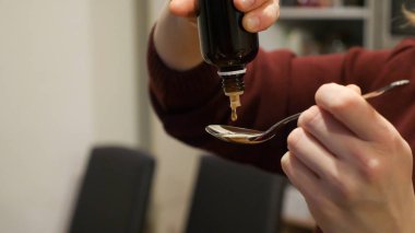 Kadın dökme ve bitkisel ilaç sayma evde kaşık düşer