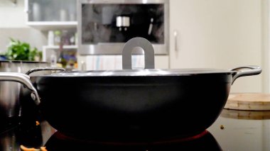 Modern elektrikli Ocak üzerinde Pan güveç taze sebze güveç kızartma