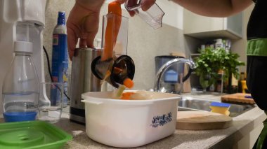 Closeup sebze helikopter tencere mutfak masasında kullanılır.