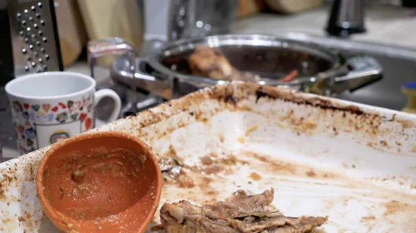 Closeup usado bandeja de cozimento de cerâmica na mesa da cozinha — Fotografia de Stock