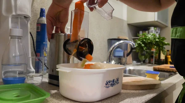 Closeup sebze helikopter tencere mutfak masasında kullanılır.