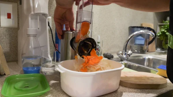 Nahaufnahme gebrauchtes Gemüse-Chopper-Kochgeschirr auf Küchentisch — Stockfoto
