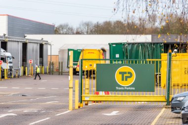 Northampton İngiltere 07 Aralık 2017: Travis Perkins inşaatçılar tüccar logo işaret içinde Brackmills sanayi sitesi