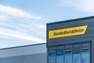 Northampton İngiltere 09 Aralık 2017: Stanley siyah ve Decker inşaatçılar tüccar logo işaret içinde Brackmills sanayi sitesi
