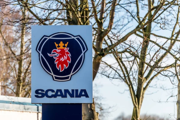 Нортгемптон, Великобритания 07 декабря 2017 года: Знак логотипа Scania Motors в промышленной зоне Brackmills — стоковое фото