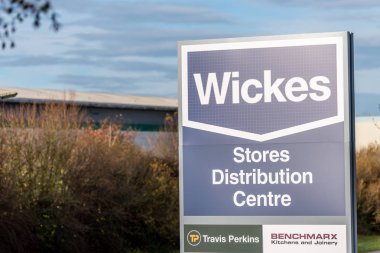 Northampton İngiltere 09 Aralık 2017: Wickes inşaatçılar tüccar logo işaret içinde Brackmills sanayi sitesi