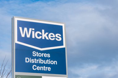 Northampton İngiltere 09 Aralık 2017: Wickes inşaatçılar tüccar logo işaret içinde Brackmills sanayi sitesi
