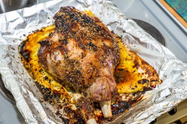 Kalay folyo hizmet için hazır kavurma üzerinde kuzu bacak ortak pişmiş tatlı
