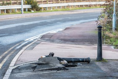 Patika İngiltere'de yayında düşmüş kırık metalik yol