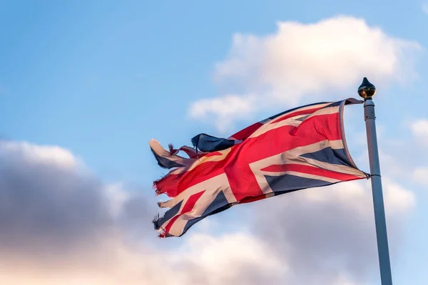 挥舞着乌云的天空的英国国旗 — 图库照片