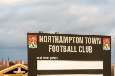 Northampton İngiltere 04 Ocak 2018: Northampton Town futbol kulübü armatürleri Stand Sixfields perakende Park