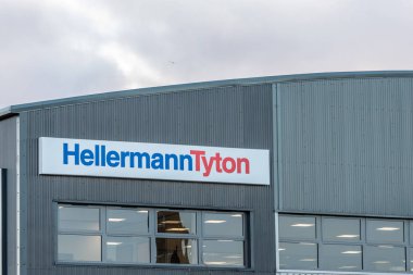 Northampton İngiltere 04 Ocak 2018: Logo işareti Sixfields sanayi Parkı'nda Hellermantyton kablolar