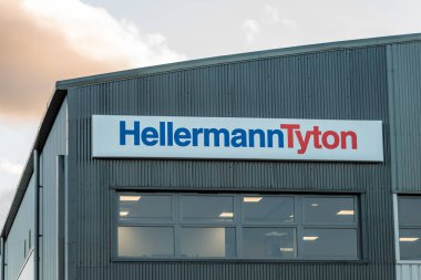 Northampton İngiltere 04 Ocak 2018: Logo işareti Sixfields sanayi Parkı'nda Hellermantyton kablolar