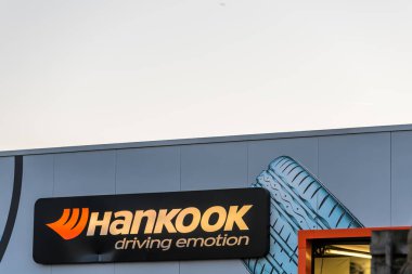 Northampton İngiltere 04 Ocak 2018: Hankook lastik Logo işaret Sixfields perakende Parkı içinde