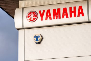 Northampton İngiltere'de 05 Ocak 2018: Yamaha logo işareti depo duvar