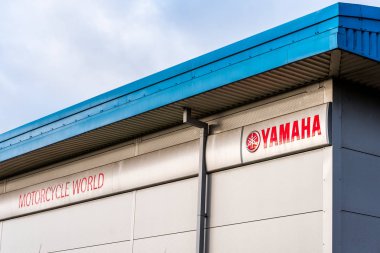 Northampton İngiltere'de 05 Ocak 2018: Yamaha logo işareti depo duvar
