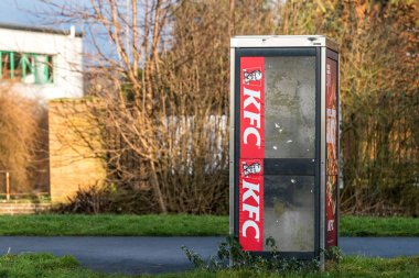 Northampton İngiltere 10 Ocak 2018: Kfc Kentucky Fried Chicken logo işaret telefon kulübesinin üstünde