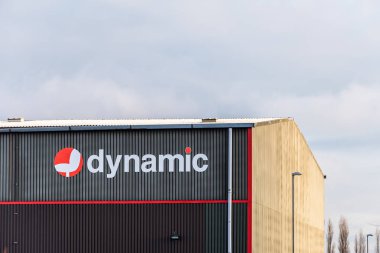 Northampton İngiltere 10 Ocak 2018: Dinamik Office çözümleri logo işareti depo duvar