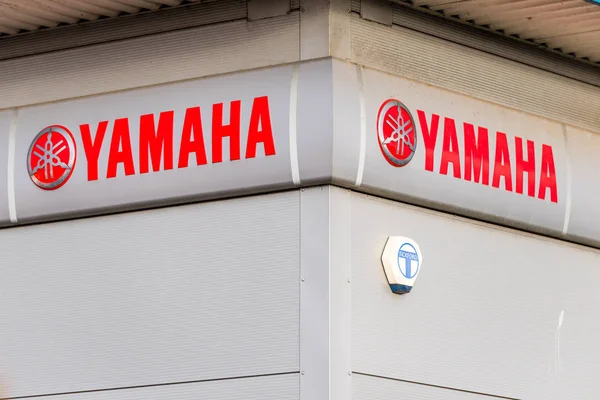 Northampton Reino Unido 05 de janeiro de 2018: o logotipo da Yamaha assina na parede do armazém — Fotografia de Stock