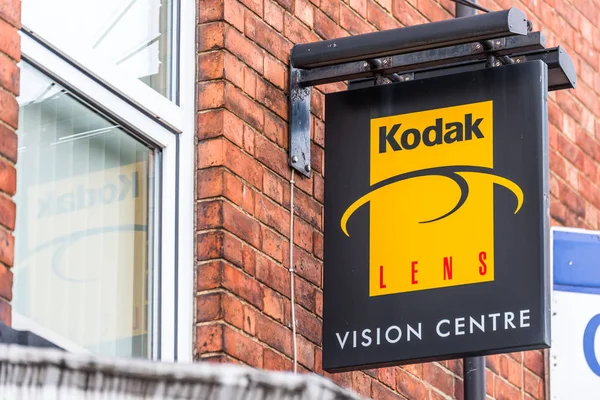 Northampton İngiltere 06 Ocak 2018: Kodak Lens vizyon Merkezi logosu işareti yazı