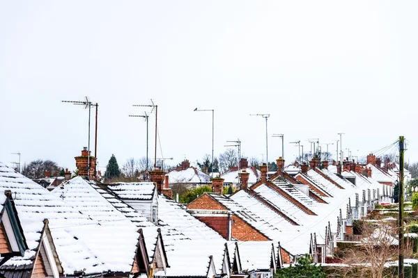 Día nublado Vista de invierno de la hilera de casas adosadas inglesas típicas bajo la nieve en Northampton — Foto de Stock