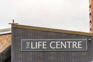 Northampton İngiltere'de 5 Ocak 2018: Life Centre'a logo işareti Northampton şehir merkezinde