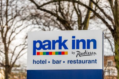 Northampton İngiltere'de 05 Ocak 2018: Park Inn Hotel Bar Restaurant logo işareti Northampton Town merkezinde durmak.