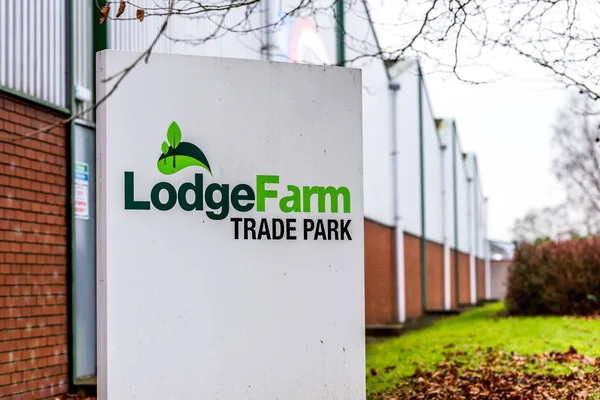 Великобританія Нортгемптон 11 січня 2018: Lodge ферми "Торговий парк" логотип знак пост — стокове фото