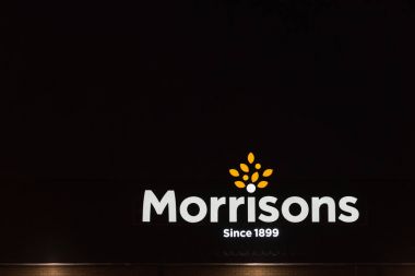 Northampton İngiltere 21 Ocak 2018: Morrison Superstore logo işareti dış geceleri