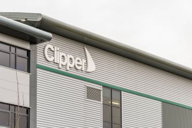 Northampton İngiltere 23 Ocak 2018: Clipper lojistik logo tabelada Grange Park endüstriyel depo duvar