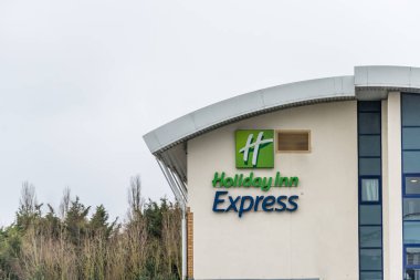 Northampton İngiltere 23 Ocak 2018: Grange Park endüstriyel Holiday Inn Express Hotel logo işareti