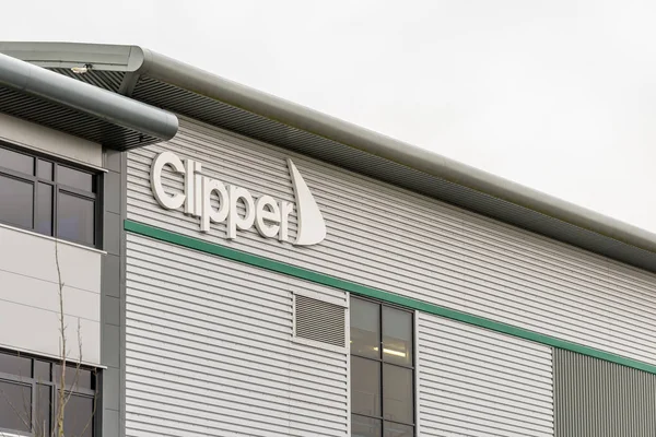 Нортгемптон Великобританії 2018 23 січня: Clipper логістики логотип знак на стіну зі складу в Grange промислового парку — стокове фото
