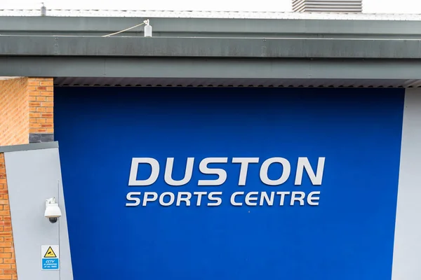 Northampton İngiltere 13 Ocak 2018: Duston Spor Merkezi logosu tabelada Spor Kulübü dış — Stok fotoğraf